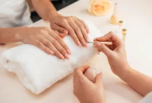 Unhas decoradas com o estilo animal print, tendência crescente entre mulheres com mais de 50 anos.
