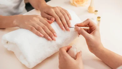 Unhas decoradas com o estilo animal print, tendência crescente entre mulheres com mais de 50 anos.
