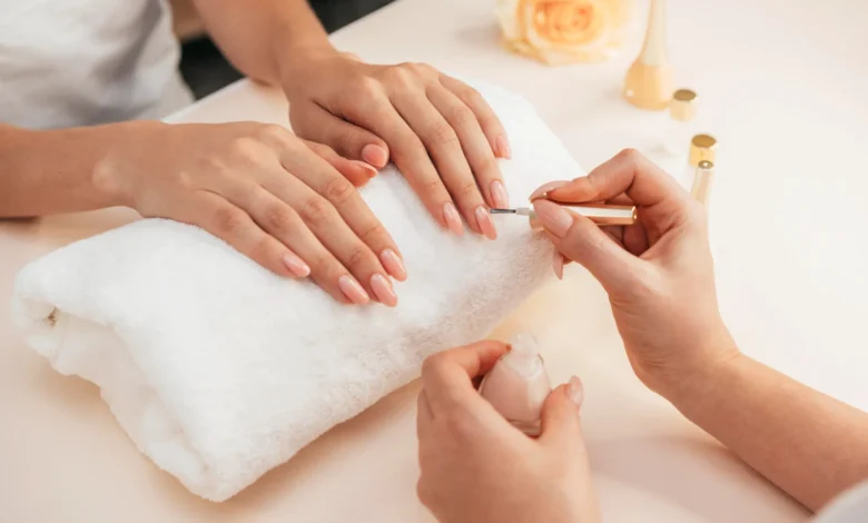 Unhas decoradas com o estilo animal print, tendência crescente entre mulheres com mais de 50 anos.