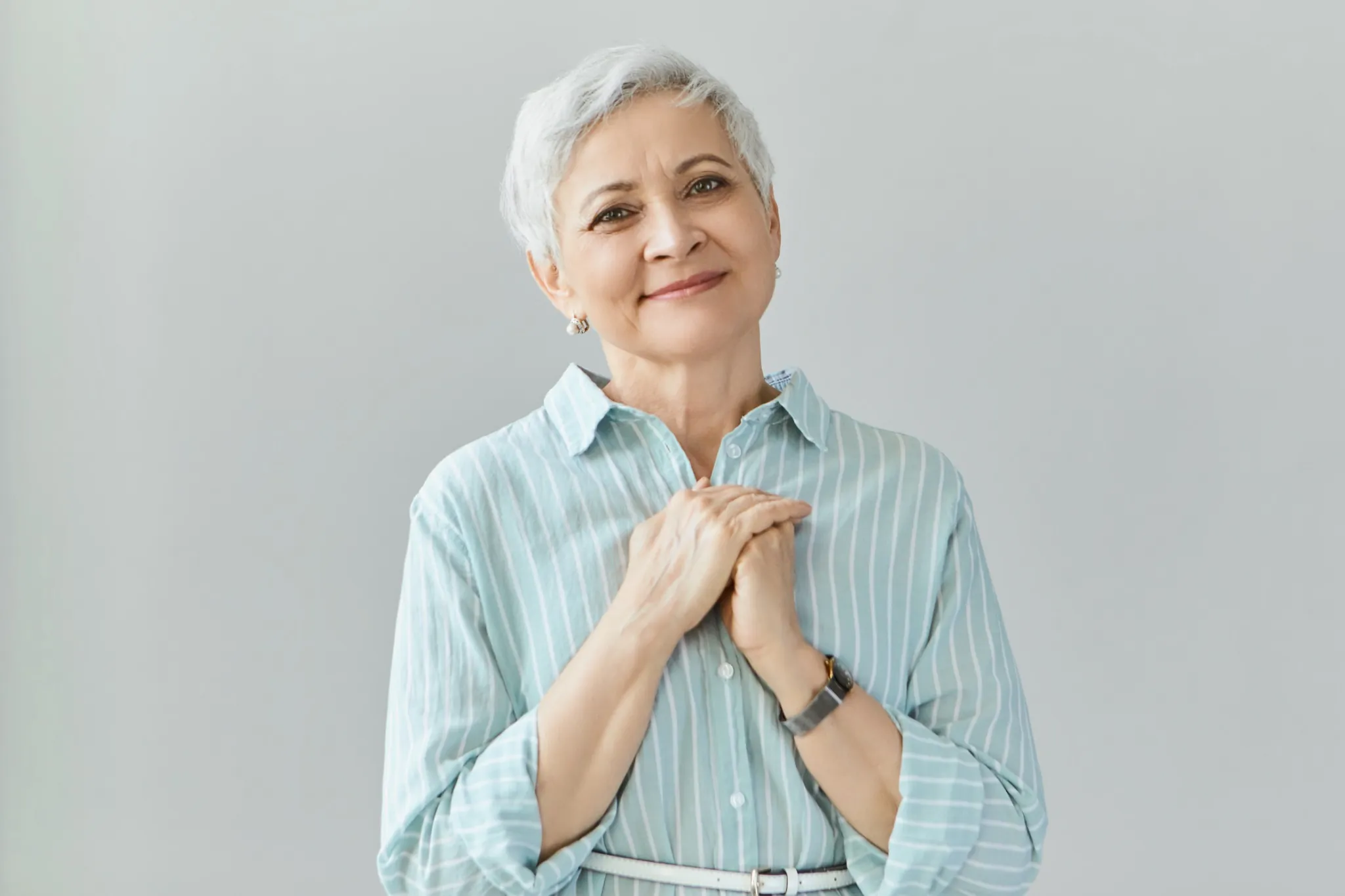 Mulher madura sorrindo com expressão serena, representando segurança e satisfação na aposentadoria por pontos.