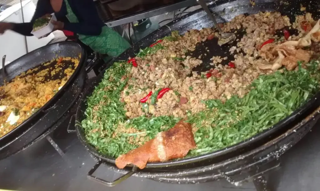 Arroz de forno: conheça a receita cremosa que transforma sobras em prato principal