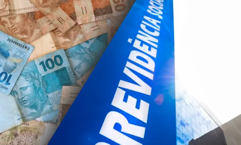 Notas de real brasileiro ao lado de um letreiro azul com a palavra "Previdência Social", representando o auxílio-acidente do INSS.