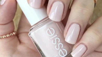 Esmalte Ballet Slippers da Essie, tonalidade discreta e elegante, tendência de unhas entre mulheres 40+