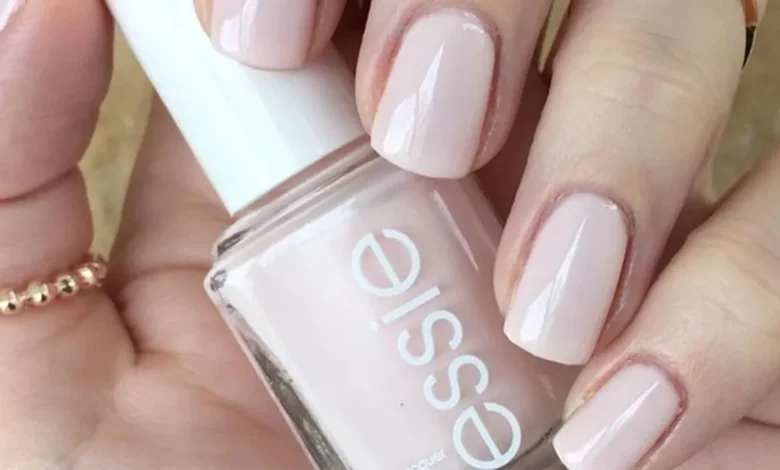 Esmalte Ballet Slippers da Essie, tonalidade discreta e elegante, tendĂȘncia de unhas entre mulheres 40+