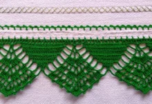 Barrado de crochê verde feito à mão para toalhas e panos de prato, exibindo detalhes delicados e padrão triangular.