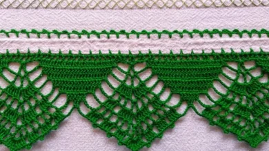 Barrado de crochê verde feito à mão para toalhas e panos de prato, exibindo detalhes delicados e padrão triangular.