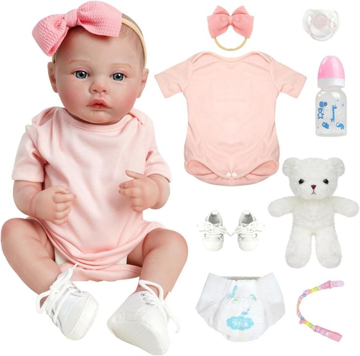 Boneca bebê reborn realista com body rosa claro e acessórios de bebê ao redor