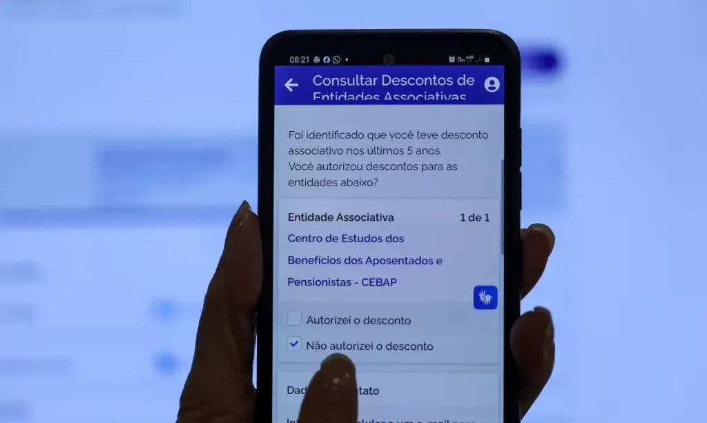 Tela do aplicativo Meu INSS mostrando notificação de desconto associativo não autorizado.