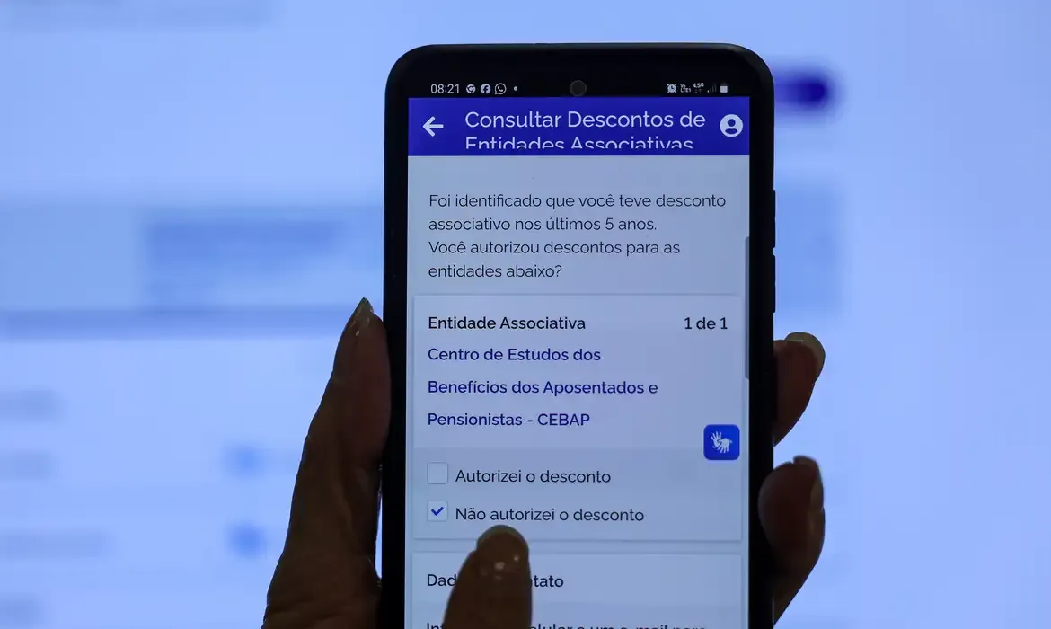 Tela do aplicativo Meu INSS mostrando notificação de desconto associativo não autorizado.