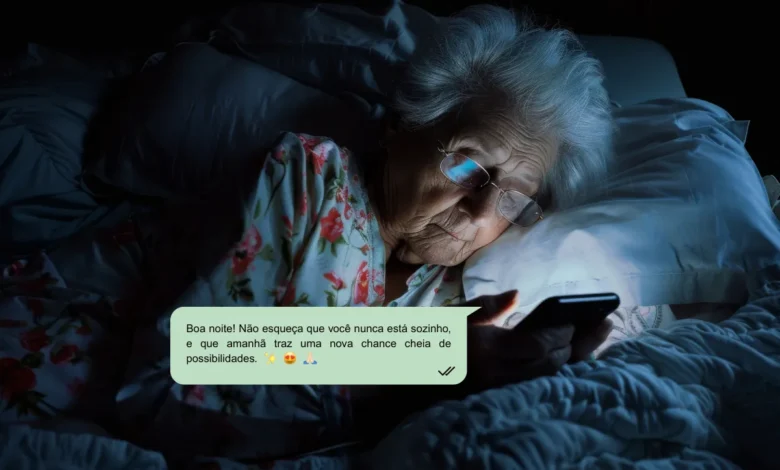 Idosa deitada na cama olhando para o celular à noite, mensagem de boa noite inspiradora.