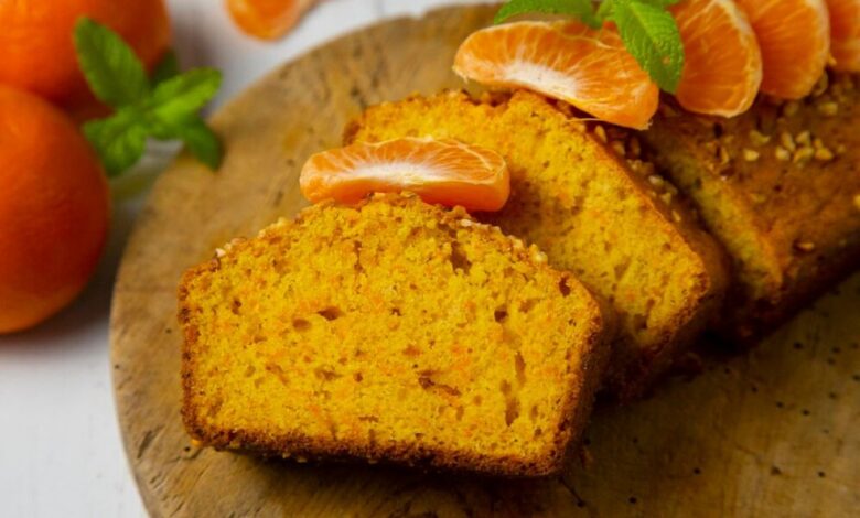 Fatias de bolo de fubá com laranja e pedaços de tangerina, decorado com folhas de hortelã.