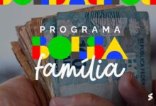 Família beneficiária do Bolsa Família sorrindo com notas de 100 reais.