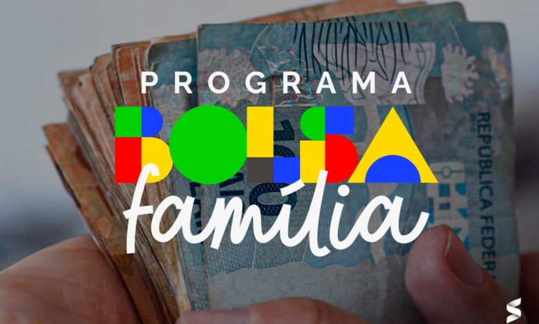 FamÃlia beneficiária do Bolsa FamÃlia sorrindo com notas de 100 reais.