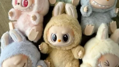 Bonecos fofos com roupinhas de pelúcia em diferentes cores e expressões variadas.