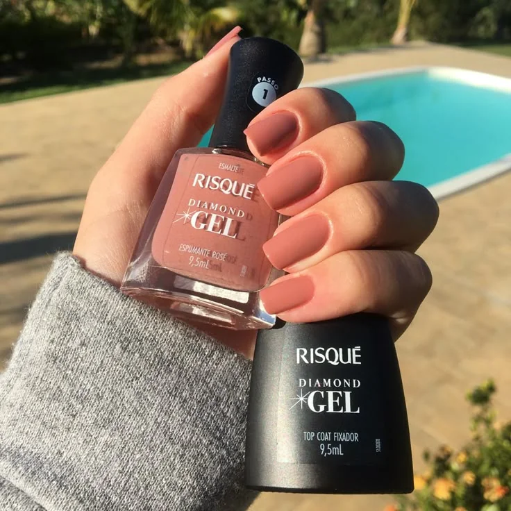 Unhas esmaltadas com Risqué Diamond Gel na cor espumante rosé, com top coat fixador