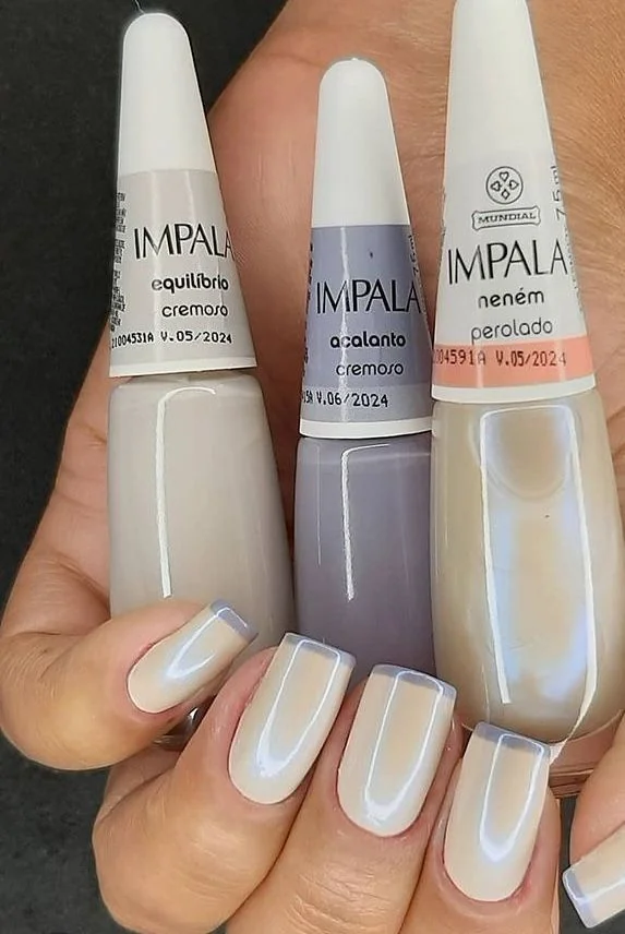 Unhas esmaltadas com brilho delicado usando esmaltes da linha Impala