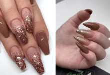 Unhas decoradas com brilho e glitter em tom Mocha Mousse, criando um visual glamouroso e sofisticado