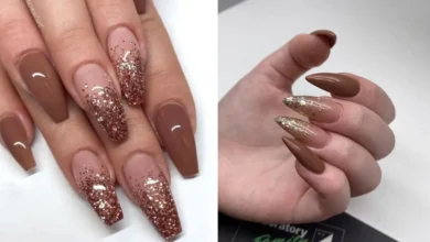 Unhas decoradas com brilho e glitter em tom Mocha Mousse, criando um visual glamouroso e sofisticado