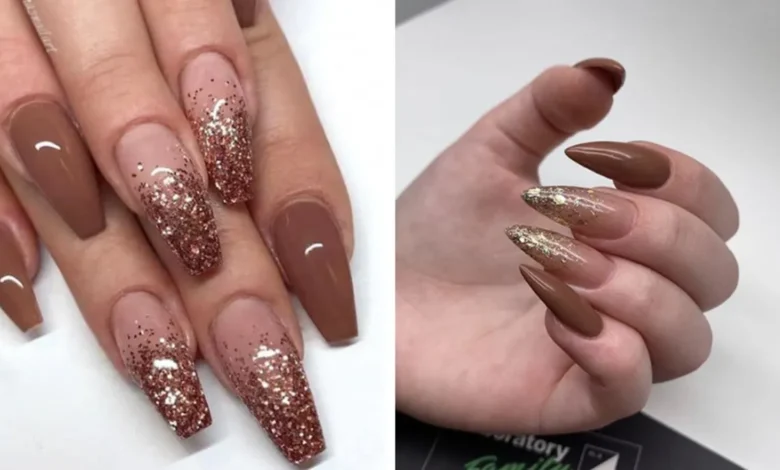 Unhas decoradas com brilho e glitter em tom Mocha Mousse, criando um visual glamouroso e sofisticado