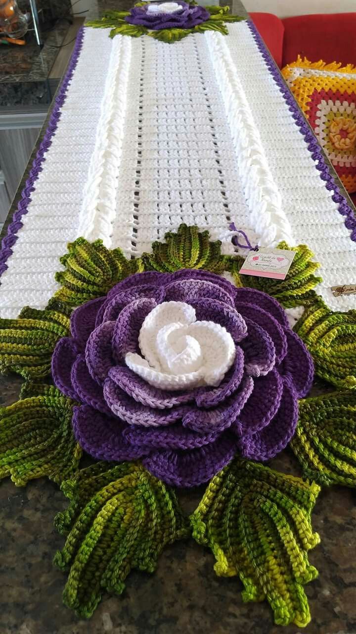 Caminho de mesa em crochê com grande flor roxa e folhas verdes detalhadas