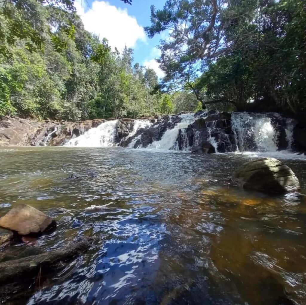 Cachoeira dos Índios, com árvores ao lado e águas caindo em um cenário natural de Subaúma, perto de Salvador
