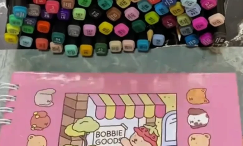 Canetas coloridas para arte e um caderno Bobbie Goods para pintura