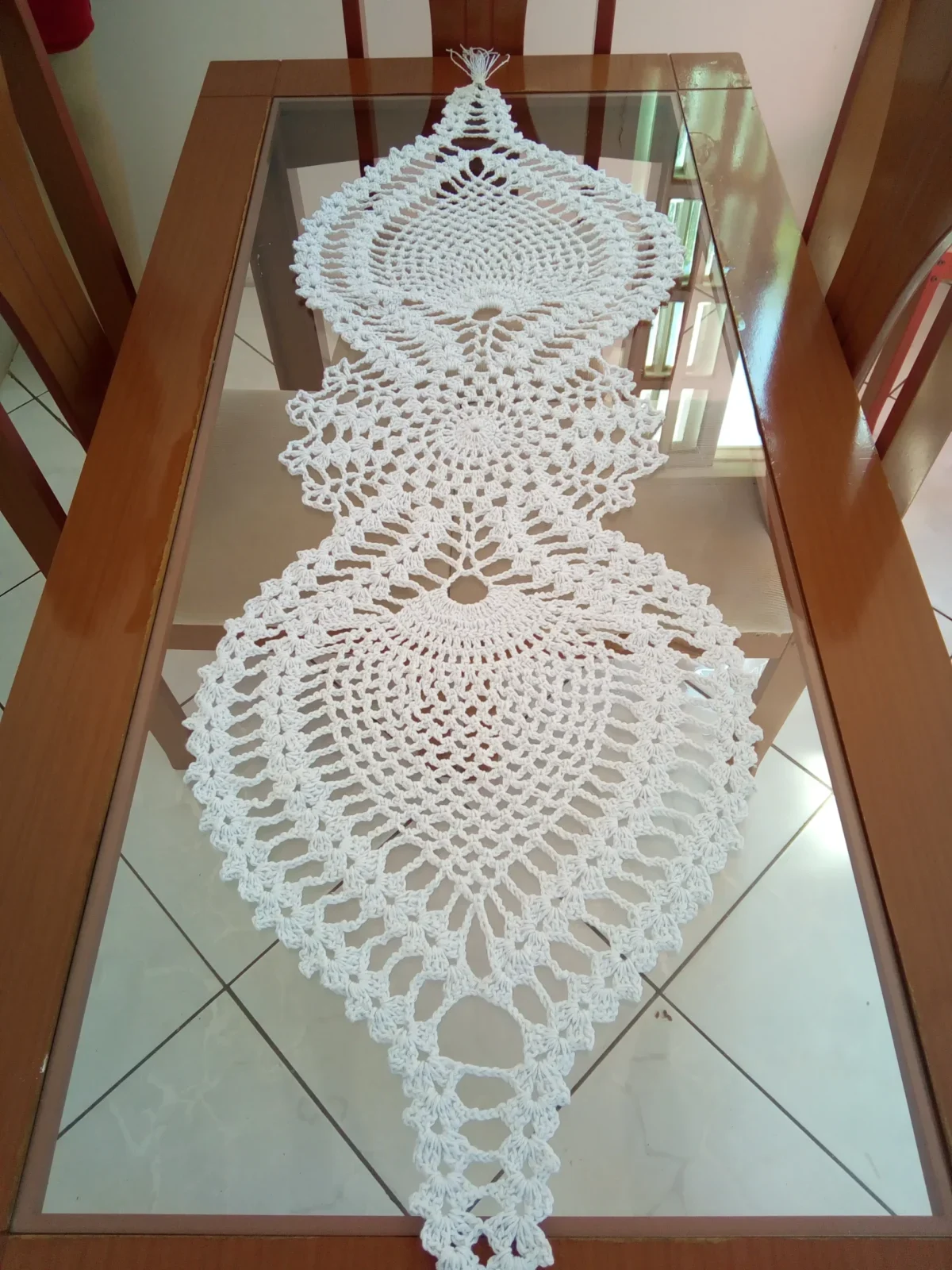  Trilho de mesa de crochê com ponto abacaxi em formato alongado
