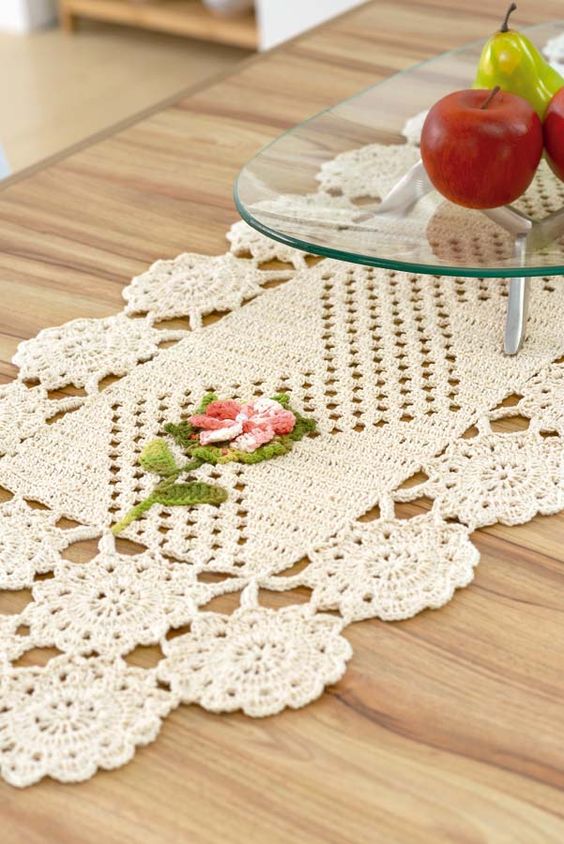 Caminho de mesa de crochê com aplicação floral colorida