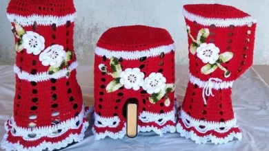 Capa de crochê vermelha com detalhes brancos e flores para botijão, liquidificador e eletrodomésticos, estilo clássico artesanal.