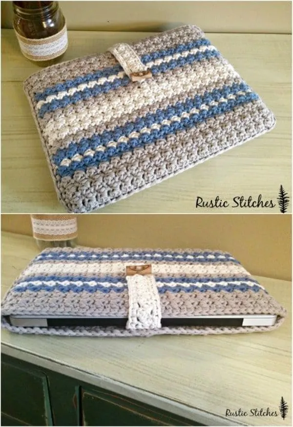 Capinha de crochê para notebook com padrão listrado em tons neutros e azul, mostrando proteção e estilo sustentável.