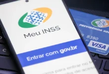Tela do aplicativo Meu INSS mostrando a opção de login e um cartão do Previdência Social ao lado