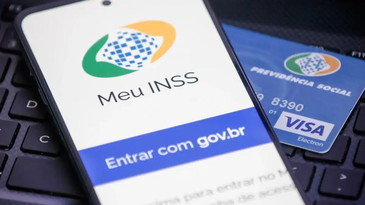 Tela do aplicativo Meu INSS mostrando a opção de login e um cartão do Previdência Social ao lado