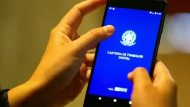Pessoa acessando a Carteira de Trabalho Digital pelo celular