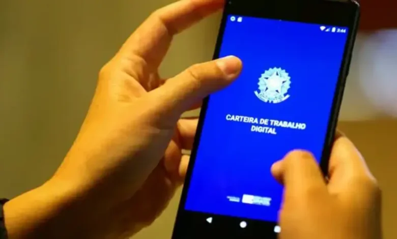 Pessoa acessando a Carteira de Trabalho Digital pelo celular