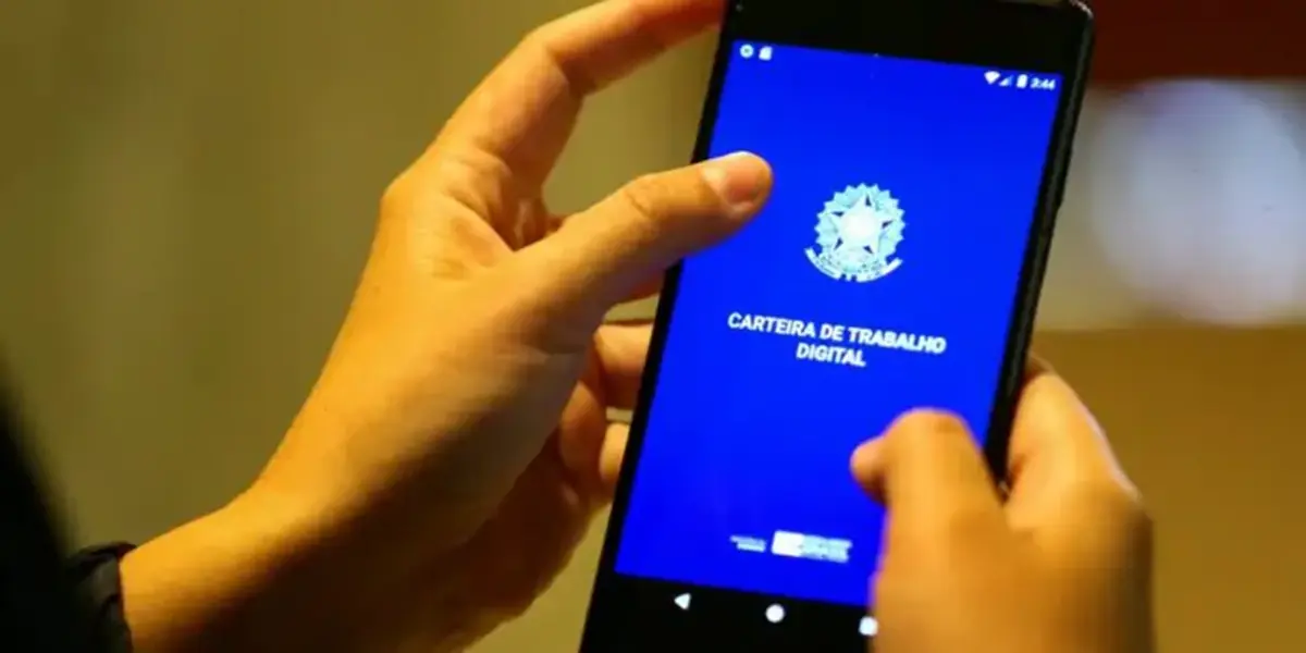 Pessoa acessando a Carteira de Trabalho Digital pelo celular