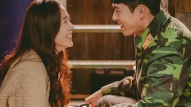 Casal protagonista do K-drama Pousando no Amor trocando sorrisos em um momento de carinho.