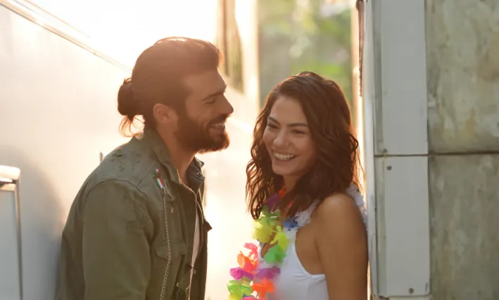 Casal sorridente em cena de novela turca popular no Brasil em 2025.