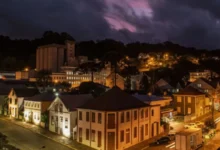 Vista noturna de uma cidade brasileira reconhecida pela ONU como uma das melhores do mundo