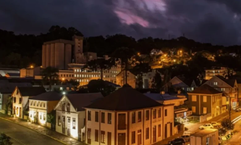 Vista noturna de uma cidade brasileira reconhecida pela ONU como uma das melhores do mundo