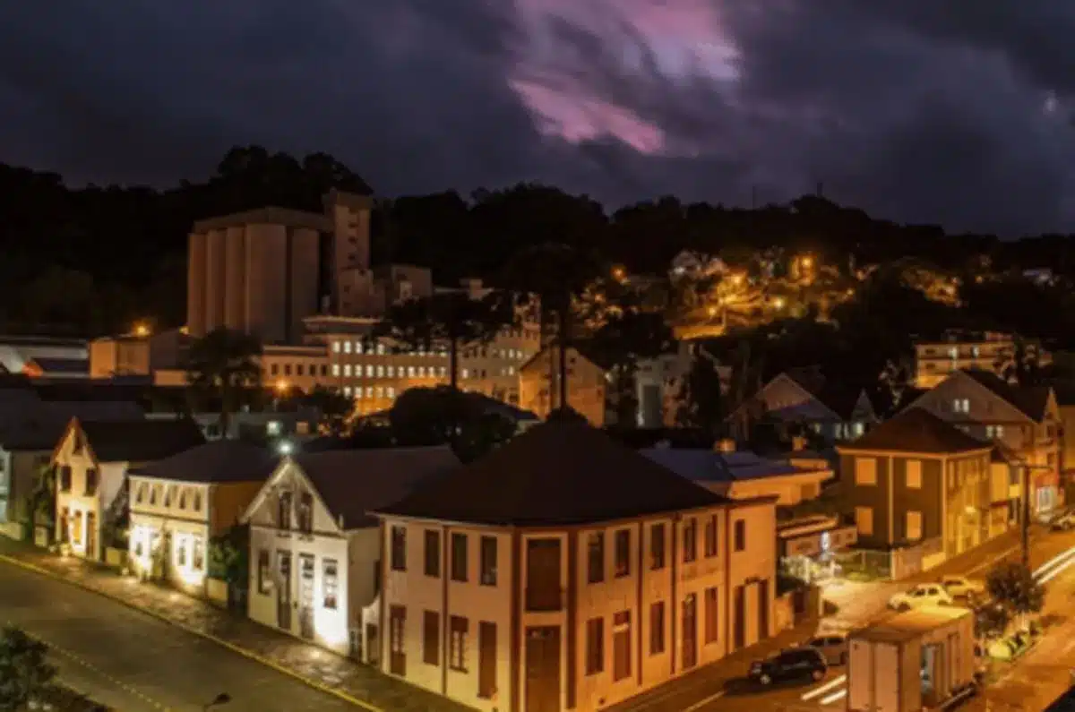 Vista noturna de uma cidade brasileira reconhecida pela ONU como uma das melhores do mundo