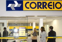 Agências dos Correios com atendimento para resolver descontos indevidos, mostrando fila de clientes em unidade.
