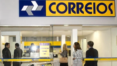 Agências dos Correios com atendimento para resolver descontos indevidos, mostrando fila de clientes em unidade.