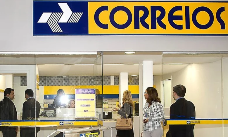 AgĂȘncias dos Correios com atendimento para resolver descontos indevidos, mostrando fila de clientes em unidade.
