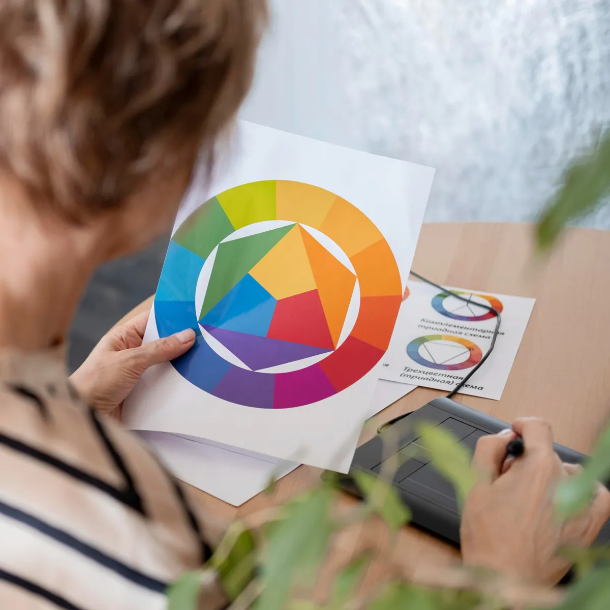 Pessoa segurando uma roda de cores, ilustrando como combinar cores no crochê maximalista.