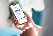 Pessoa acessando o aplicativo Meu INSS no celular para consultar benefícios previdenciários de forma online.
