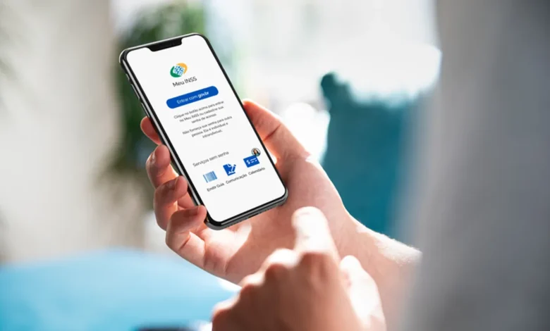 Pessoa acessando o aplicativo Meu INSS no celular para consultar benefícios previdenciários de forma online.