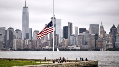 Vista panorâmica do skyline de Nova York com a bandeira dos Estados Unidos em destaque