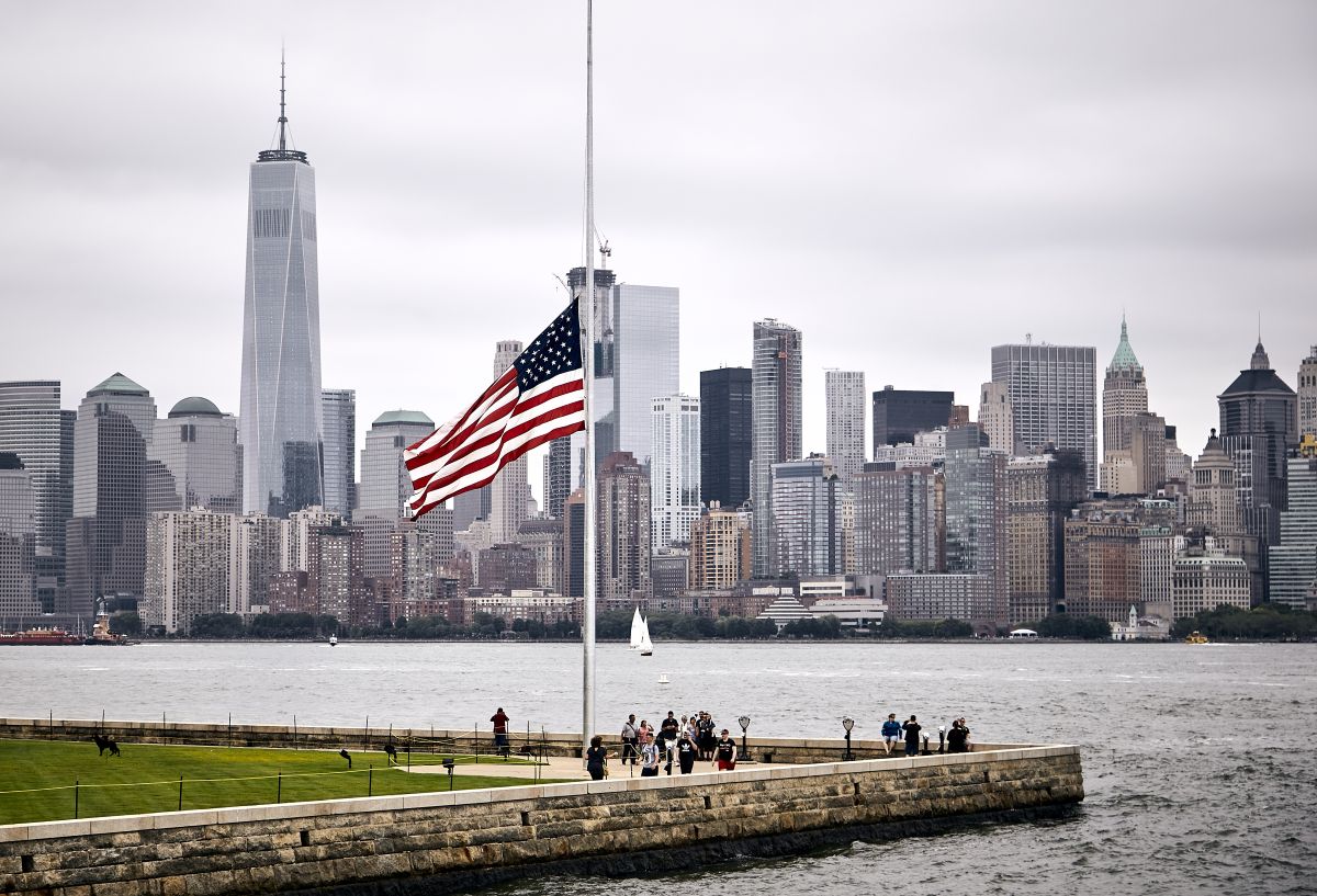 Vista panorâmica do skyline de Nova York com a bandeira dos Estados Unidos em destaque