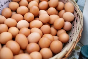 Ovos frescos em cesta, simbolizando segurança no consumo de ovos.