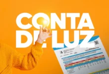 Pessoa segurando lâmpada acesa com fatura de energia ao fundo e os dizeres "Conta de Luz"